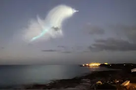 中国刚宣布中段反导，美军就发射潜射核导弹，奇异天象有如UFO图片