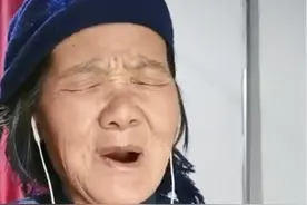 36岁女儿全身关节变形被困轮椅28年，济南章丘60岁“刘姥姥”唱歌直播累积百万粉丝“托孤”图片