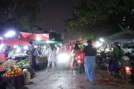 缅甸这菜市场，晚上才有，而且为什么都说中国话呢？图片