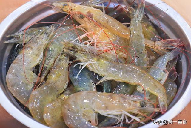 去虾线、还在用牙签太老套了！老渔民教你1招，分分钟剥完一大盆