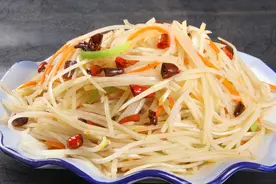 炒土豆丝，不能直接炒，下锅前多做1步，口感清香爽脆，还不粘锅图片
