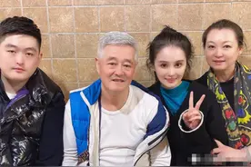 赵本山女儿球球与妈妈同框，母女俩太像，球球恋爱后颜值再创新高图片