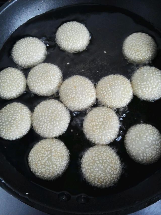 炸麻团最全技巧总结，炸时不开裂，芝麻不脱落，个个空心外皮酥脆