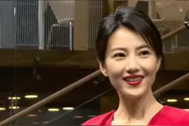 ​42岁高圆圆浓妆太惊艳，穿V领长裙罕露傲人身材，现身车展当模特图片