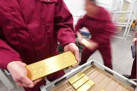 美国不计成本抛巨量黄金，俄罗斯却加速买黄金，是巧合还是被操纵视频封面