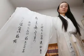 小伙为穿汉服蓄发4年，每天穿汉服上下班，路人对此褒贬不一图片