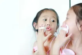 “妈妈，我漂亮吗？”6岁女儿爱臭美，鼓励还是制止？图片