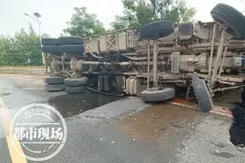 江西赣州：货车侧翻漏油，现场紧急刨土救人图片
