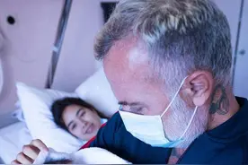 意54岁富豪的独生女迎来1岁生日，出生照公开，漂亮宝宝先天腭裂图片
