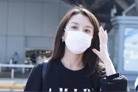 宋祖儿用手指戳下巴可爱又少女 素颜搭机状态太能打图片