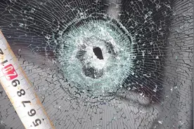 重庆男子违停遭处罚生怨气，持弹弓打坏6辆警车玻璃被刑拘图片