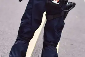 我在派出所出警实战，为何只能穿西裤皮鞋？图片