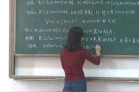 “女神”级大学女教师的课堂板书很惊艳，工整美观，严谨大方图片
