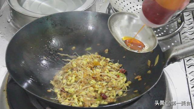 厨师长教你做，黄豆芽炒粉条，不粘锅不成坨，越吃越香
