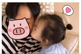 伊能静晒儿子和女儿合照，兄妹俩画面好甜，米粒轻轻吻哥哥的脸颊图片