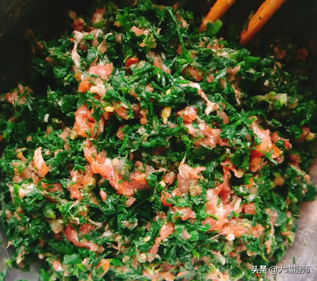 它是野菜之王，营养高味道鲜，剁碎后包饺子真香，冬天不吃可惜了