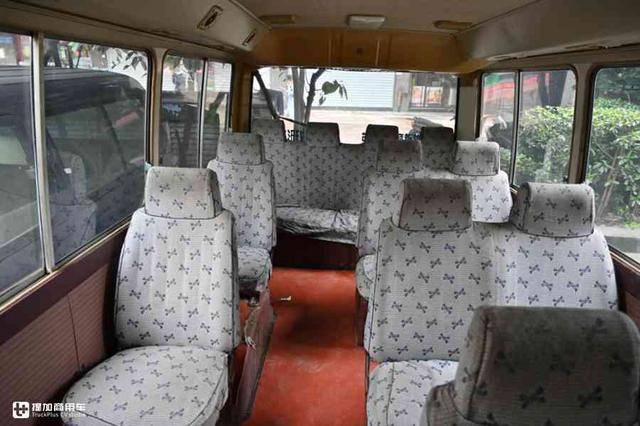 日系中巴经典车型，平顶二代丰田考斯特还记得吗？现在相当少见了