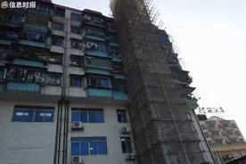 电梯没装完就先拆了楼梯，一小区住户要爬钢筋上下楼？真相来了图片