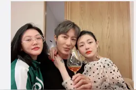 大S离婚后首露面，与小S、范玮琪等聚会，搂帅哥脖子合照瘦了不少图片