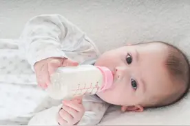 宝宝奶瓶科学清洗很重要，让娃远离疾病，单纯用“开水”冲不管用图片