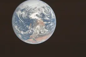 地球重达60万亿亿吨，为什么还会飘在太空中，而没有向下坠落？图片