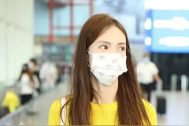 金晨身材真绝，穿柠檬黄露腰短袖搭配牛仔裤，蛮腰长腿不输超模了图片
