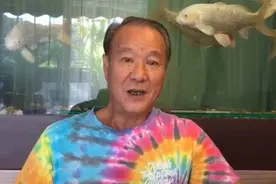68岁李修贤罕现身，脸圆发福老年斑明显，曾帅到与周润发齐名图片
