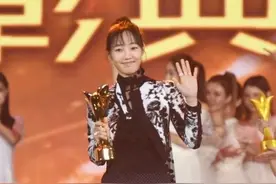 白百何身材这么苗条，穿上大码波点裤，胯宽腿粗的很明显！图片