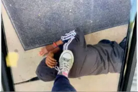 美国一老师脚踩10岁黑人男孩脖子拍照，当天正值弗洛伊德案审判图片