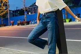辛芷蕾下班随手拍：T恤配牛仔裤休闲减龄，可却被麻花辫抢了风头图片