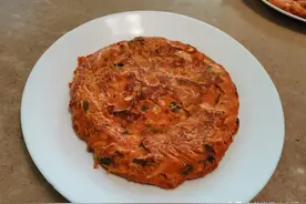 色泽鲜红、又酸又辣的卷心菜煎饼，没加泡菜，却吃出了泡菜的味道图片