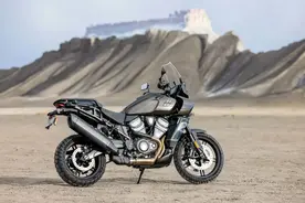 哈雷“土路滑翔”泛美对刚宝马水鸟，150匹马力选配自适应座高图片