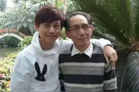 何炅，囧态百出，何畏，无所畏惧；是什么，让何炅和老爸如此尴尬图片