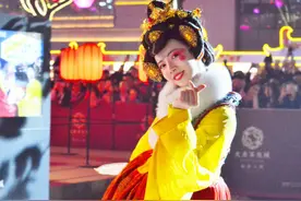 两年前“不倒翁”一夜爆红，如今她产后回归，却被人称没了仙气图片