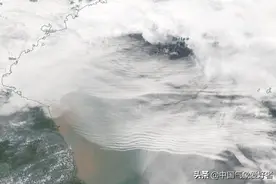 怪事？卫星抓拍我国黄海，江苏以东现“面条云”！分析：是重力波图片