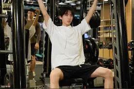 王俊凯首晒健身照，谢霆锋隔空互动，大赞“好man”图片