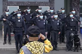 小硬汉 你拿枪的姿势真帅！长沙特警圆白血病患儿“警察梦”图片
