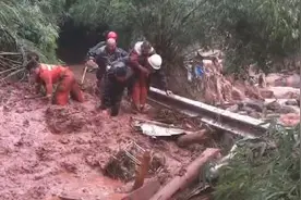 四川雅安降雨致一被困人员多处受伤 消防和群众接力五公里送上救护车图片