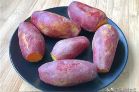 把红薯直接扔进电饭锅，不用烤箱，出锅比烤的还好吃，又甜又面图片