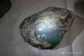 精品黑乌沙皮壳，翡翠原石是这样切涨的，朋友们来仔细品图片