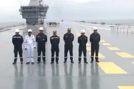 中国航母甲板坑坑洼洼！印度航母甲板光如白昼！印媒再次阴阳怪气图片