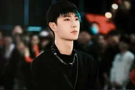 王一博潮流裤子穿上身，网友直呼辣眼睛，比同场明星丑太多图片