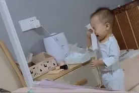 宝宝一秒进入“装哭”状态，还不忘观察宝妈反应，演技了得图片