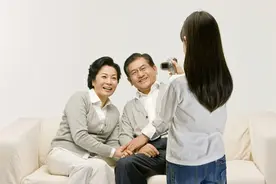 70岁以上的男人，还会花心吗？两位男人说了真心话图片