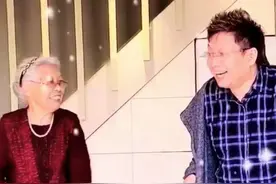 央视主持王为念悼念亡母！晒生前温馨合照引泪目，哽咽喊话来生见图片