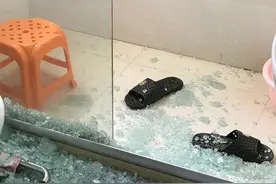卫生间淋浴室，玻璃爆裂，别再让悲剧发生了图片
