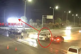 驾驶座无人，副驾座俩人抱一起！奇葩操作让交警好“尴尬”图片