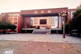 我们学校的图书馆图片