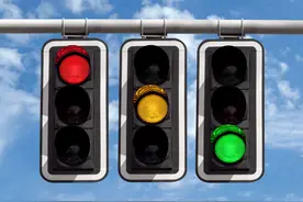 今日沪法 | 等红灯玩手机违法吗？图片