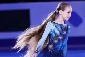 这个17岁的俄罗斯花滑选手太仙了，简直是真人版迪士尼艾莎公主图片